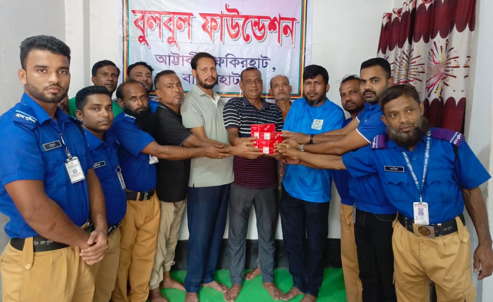 ফকিরহাটে বুলবুল ফাউন্ডেশনের উদ্যোগে গ্রাম পুলিশদের মোবাইল ফোন বিতরণ